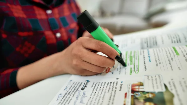 Compiti. Foto ritagliata di una studentessa che impara l'inglese, che studia a casa. Prendere appunti nel libro di testo — Foto Stock