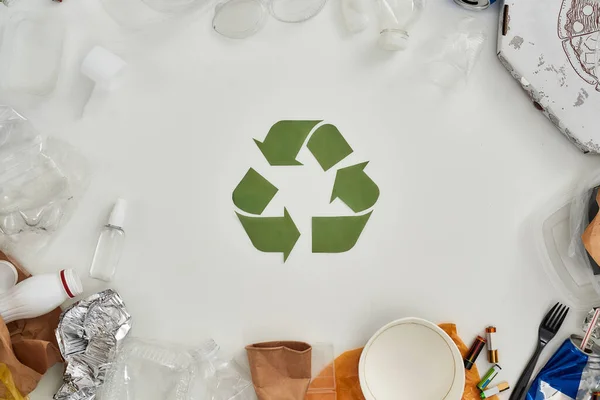幸福はリサイクルです。白い背景の中央に紙で作られた異なる廃棄物、ゴミの種類やリサイクル記号を持つフラットレイ組成物 — ストック写真