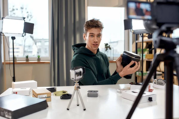 Posibilidades. Joven blogger de tecnología masculina grabando video blog o revisión vlog de nuevas gafas vr, auriculares y otros aparatos en el estudio en casa. Blogging, Trabajo desde el hogar concepto —  Fotos de Stock