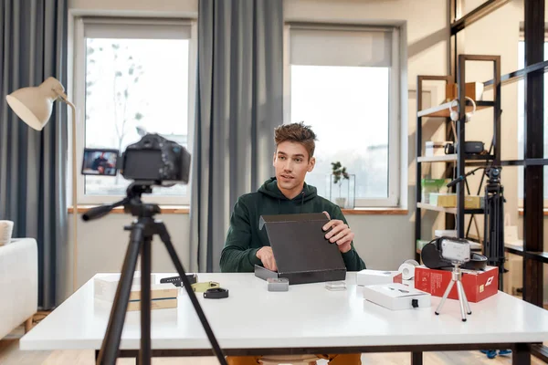 Молодой мужчина технологии блоггер записи видео блог или блог о новых планшетных ПК и других гаджетов в домашней студии. Блоги, концепция "Работа из дома" — стоковое фото