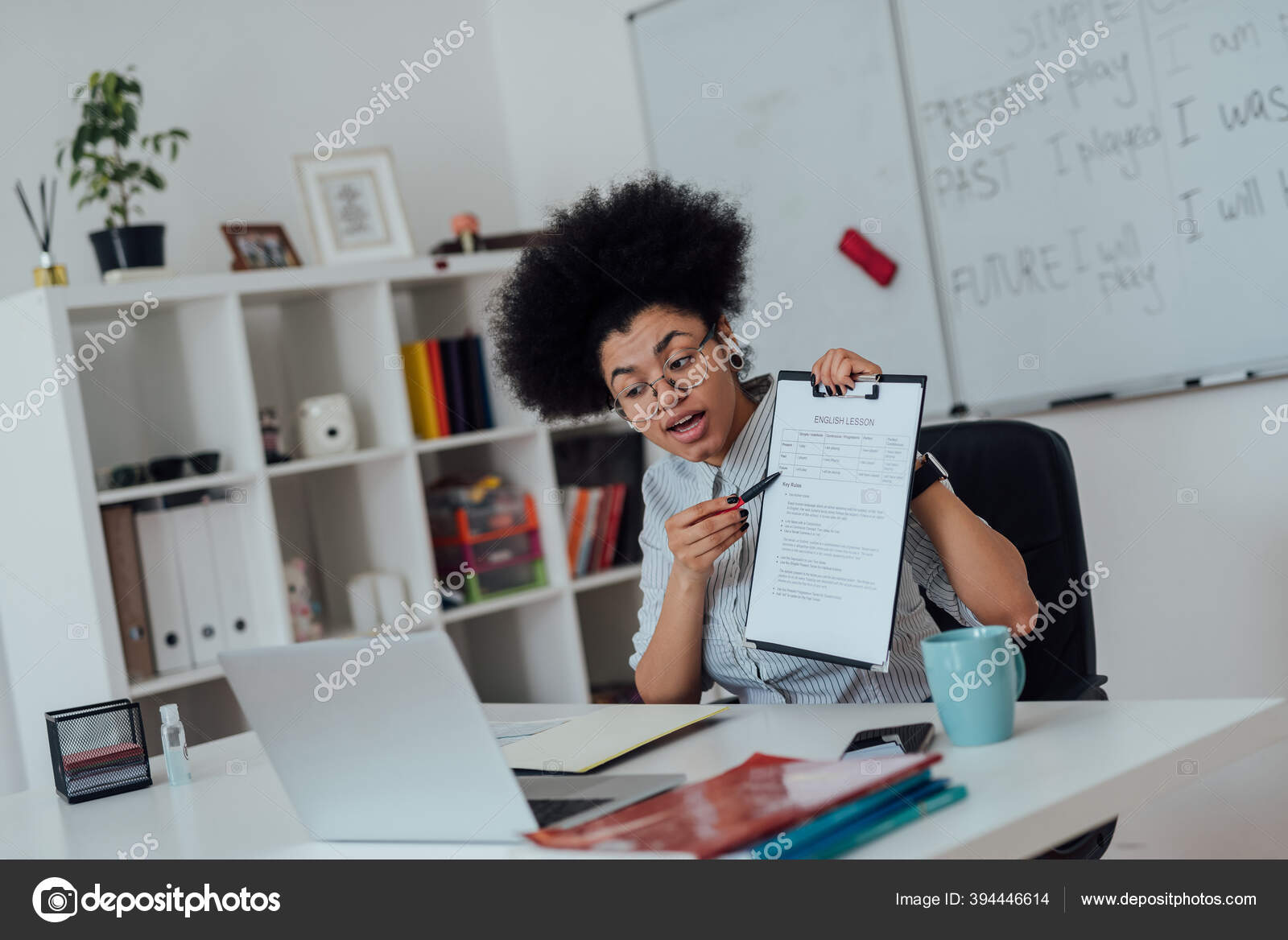 网上英语课 年轻的非洲裔美国女教师坐在家里的工作场所 解释英语语法规则 在网上授课 图库照片 C Lanastock 网上英语课 年轻的非洲裔美国女教师坐在家里的工作场所 解释英语语法规则 在网上授课 图库照片 C Lanastock