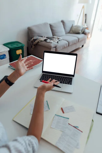 Plan recadré d'une femme faisant un appel vidéo tout en travaillant à la maison — Photo