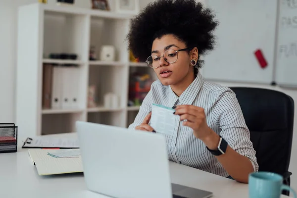 Virtuelles Klassenzimmer. Junge afroamerikanische Lehrerin erklärt etwas, während sie zu Hause vor der Webcam unterrichtet — Stockfoto