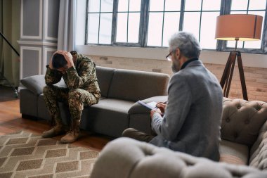 Anılarından kurtul. Askeri adamın psikologla terapi seansı sırasında acı ve depresyonda olduğu uzun bir çekim. Psikolojik travma geçiren bir asker. Travma Sonrası Stres