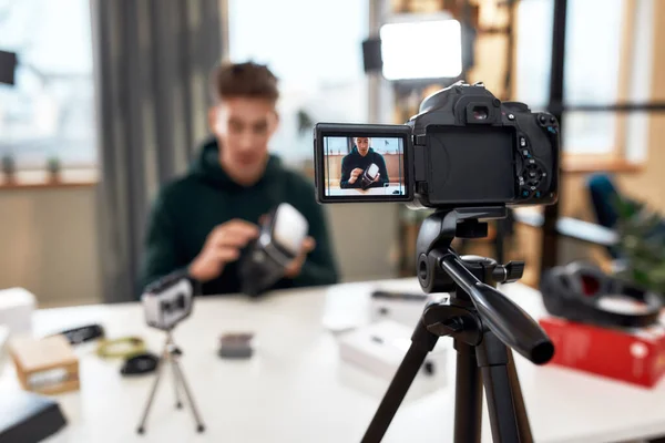카메라 화면을 닫아. 젊은 남성 기술 블로거가 홈 스튜디오에서 비디오 블로그를 녹화하거나 새 Vr 안경 의 vlog 리뷰를 하고 있다. 블로그, 가정에서 나오는 일 — 스톡 사진