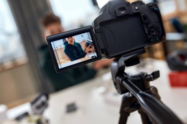 Kamera ekranını kapat. Genç erkek teknoloji blogcusu video blogu ya da video blogu eleştirisi yapıyor. Ev stüdyosunda yeni video gözlük, kulaklık. Bloglama, Evden Çalışma kavramı