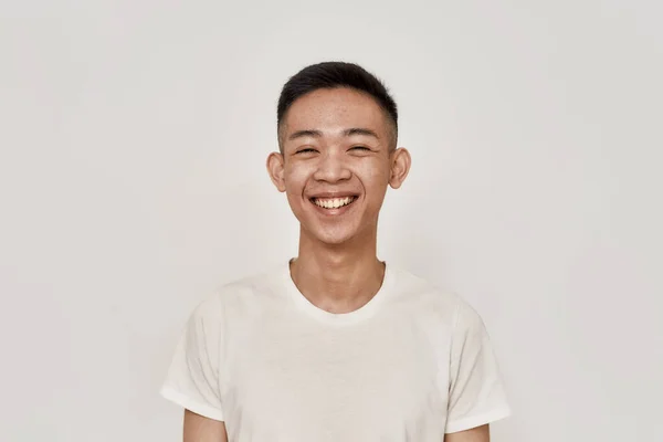 Um tipo feliz. Retrato de jovem asiático homem com rosto barbeado limpo sorrindo para a câmera isolada sobre fundo branco. Beleza, cuidados com a pele, conceito de saúde — Fotografia de Stock