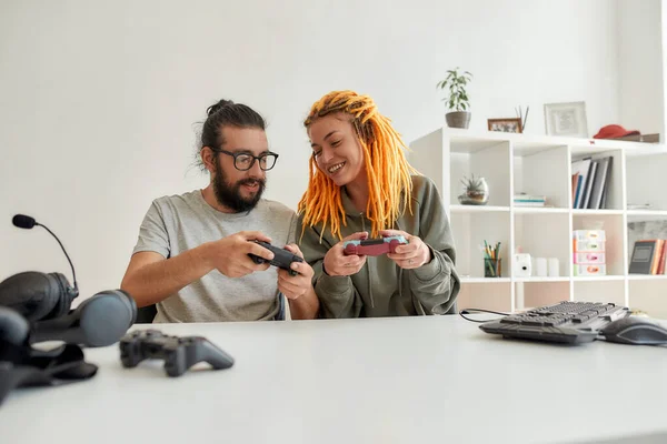 남자와 여자가 게임 컨트롤러 조이스틱을 사용하고 토론 합니다. 젊은 남녀 기술 블로거가 집에서 비디오 블로그를 녹화하거나 새로운 가젯에 대한 vlog 를 작성 한다. — 스톡 사진