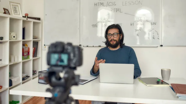Онлайн-курс HTML. Профессиональный учитель компьютерного программирования дает онлайн урок, смотрит в камеру во время записи видео урока — стоковое фото