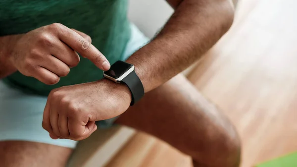 Teknik. Närbild av händer aktiv man kontrollera tid, med hjälp av smartwatch när du gör morgonträning hemma. Motivering och ändamålsenlighet — Stockfoto