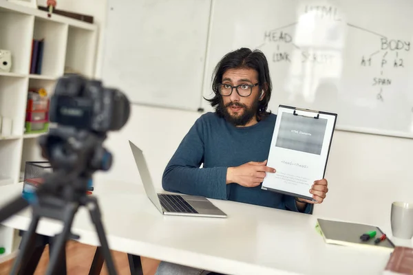 Lär dig att koda HTML. Unga manliga lärare glasögon lära HTML, spela in video tutorial för sina folowers på professionell digital utrustning — Stockfoto