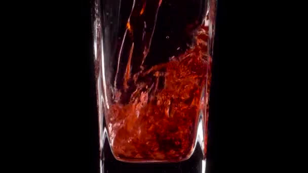 Rinfrescante. Super slow motion shot di versare succo di melograno in un bicchiere trasparente su sfondo nero. Chiudete. Bevanda sana, vitamine, concetto di frutta — Video Stock