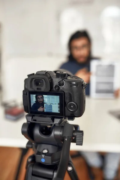 Gravação de vídeo blog. Jovem ensinando on-line, explicando novo tema enquanto trabalhava em casa. Foco na câmera, equipamento digital profissional — Fotografia de Stock