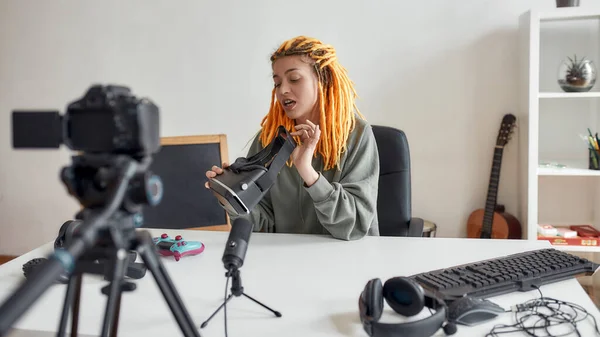 레게 블록을 들고 있는 여성 기술 블로거, 집에서 새로운 가젯의 비디오 리뷰를 녹화하면서 Vr 안경에 대해 이야기하는 모습 — 스톡 사진
