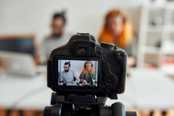 Mujer con rastas cantando y jugando. Blogger femenino y masculino grabando haciendo música usando sintetizador, baterista. Centrarse en la pantalla de la cámara —  Fotos de Stock