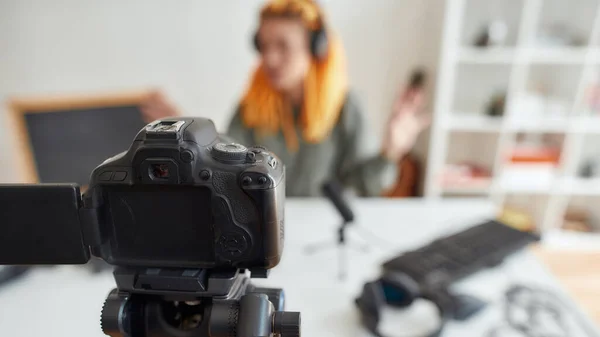 여자 기술 블로거는 집에 있는 카메라를 이용 해 새로운 가젯의 비디오를 녹화하고 있다. 카메라에 초점을 맞추라 — 스톡 사진