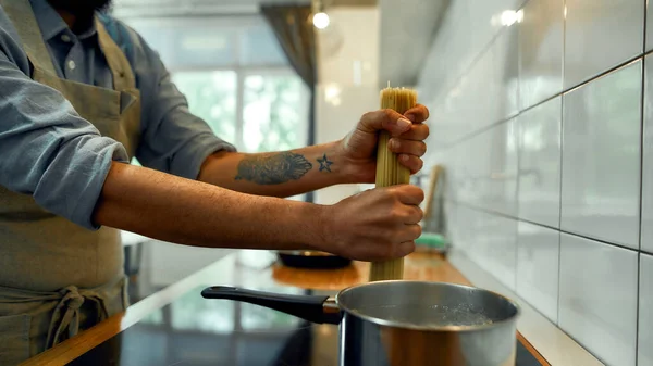 Det är dags för pasta. Beskuren bild av människan, professionell kock matlagning pasta spaghetti hemma i köket. Matlagning i hemmet, italiensk matlagning — Stockfoto