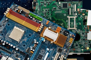 Eski atılmış ya da modası geçmiş bilgisayar parçalarının renkli elektronik, plastik ve metal parçalarını kapatın. Ekolojik tehlike, atık ayıklama kavramı