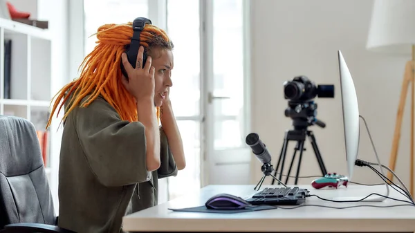 Γυναίκα esport gamer, γυναίκα στα ακουστικά αναζητούν δυσαρεστημένοι, παίζοντας online video game στον υπολογιστή κατά την εγγραφή, μαγνητοσκόπηση vlog κατά τη διάρκεια της ημέρας — Φωτογραφία Αρχείου