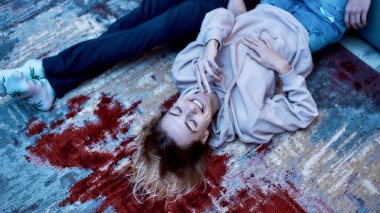 Genç ve mutlu bir kızın manzarası, evde yerde yatan ve esrar içen bir genç kız. Gülümsüyor ve rahatlamış hissediyor.