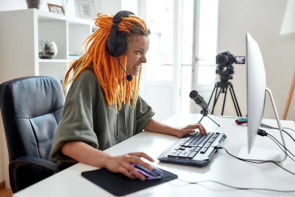 Női esport gamer, nő a fejhallgató néz dühös, játék online videojáték a számítógépen, miközben a felvétel, forgatás vlog a nappali — Stock Fotó