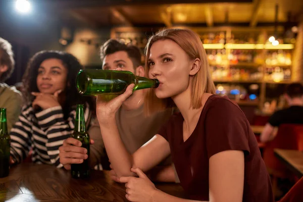 Bier-Nacht. Eine Gruppe von Freunden in der Bar schaut gemeinsam Sportspiele im Fernsehen, trinkt Bier und feuert die Mannschaft an. Menschen, Freizeit, Freundschaft und Unterhaltungskonzept — Stockfoto