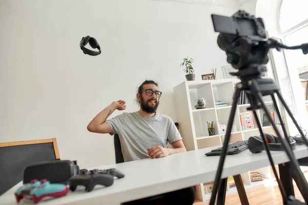 Man teknik bloggare kasta bort hörlurar, missnöjd med kvaliteten på det när du spelar in video blogg eller vlog om nya prylar hemma studio — Stockfoto