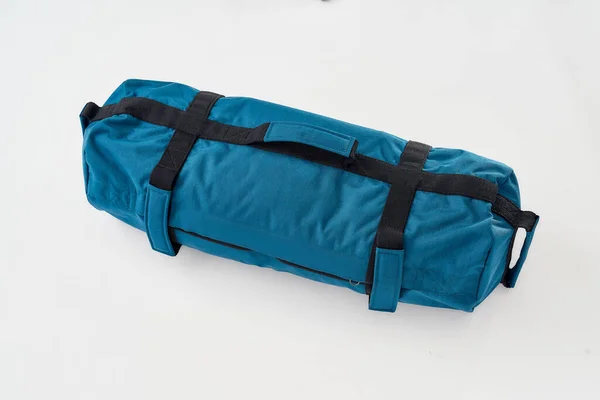 Blaue Sporttasche isoliert über grauem Hintergrund. Fitnessgeräte und Trainingsgeräte — Stockfoto