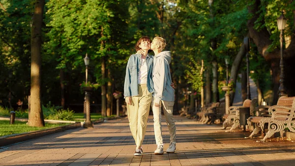 Largometraje completo de feliz pareja lesbiana teniendo una cita en el parque de la ciudad. Dos chicas pasando tiempo juntas, besándose mientras caminan al aire libre —  Fotos de Stock