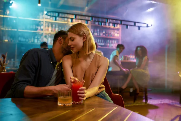 Tânăr și femeie flirtând în bar, bucurându-se de băuturi și conversații. Dragoste, cuplu, concept de romantism — Fotografie, imagine de stoc