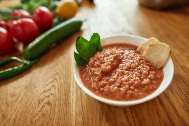Bir kase domates çorbası ya da Pappa al Pomodoro. Domatesli çorba ve ekmek, geleneksel İtalyan Toskana yemeği.