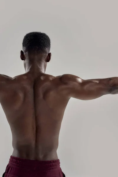 Tiro cortado de homem americano africano musculoso com tronco nu em pé com braços estendidos. Nadador prestes a mergulhar isolado sobre fundo cinza. Esportes, natação — Fotografia de Stock