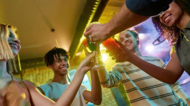 Bu gece için parti havası. Bir grup arkadaş, genç kadınlar ve erkekler eğlenirken, kokteyl içerken, gece kulübünde birlikte vakit geçirirken kadeh kaldırıyorlar.