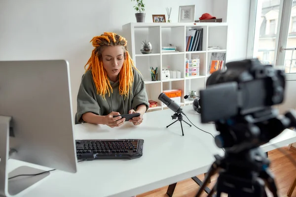 Blogueuse de technologie féminine avec dreadlocks à l'aide d'un smartphone tout en enregistrant blog vidéo ou vlog dans la journée — Photo