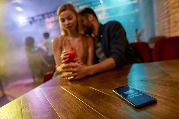 Hombre infiel pasar tiempo con otra mujer coqueteando en el bar, disfrutando de bebidas y conversación. Engaño, concepto de infidelidad — Foto de Stock