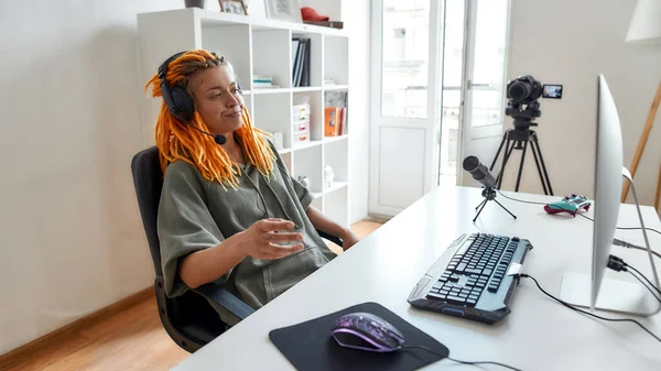 Mujer esport gamer, mujer en los auriculares mirando insatisfecho, jugando videojuego en línea en el PC durante la grabación, filmando vlog en el día — Foto de Stock