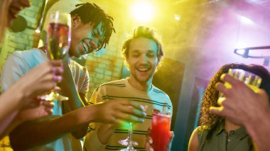 Bu gece yeni parti var. Eğlenirken kadeh kaldıran, kokteyl içen, gece kulübünde birlikte vakit geçiren bir grup arkadaş, genç kadın ve erkek.