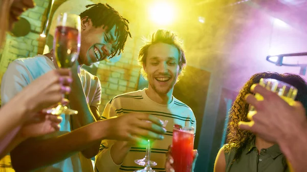 Bu gece yeni parti var. Eğlenirken kadeh kaldıran, kokteyl içen, gece kulübünde birlikte vakit geçiren bir grup arkadaş, genç kadın ve erkek.