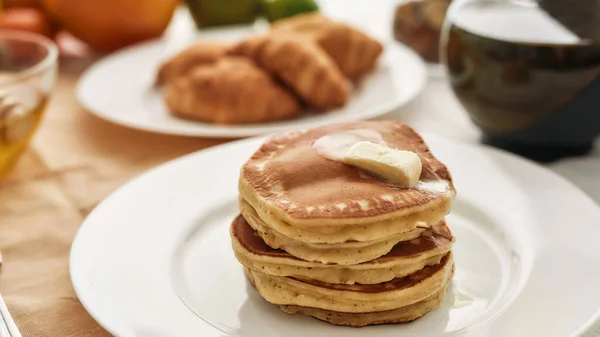 Close up of stack of sweet tasty pancakes on a plate, Breakfast served on the table — Stock Photo, Image
