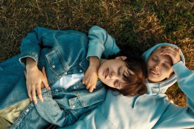 Yaz parkında çimlerin üzerinde yatan mutlu lezbiyen çiftin en iyi görüntüsü. Aşık kızlar hayal kurar, dışarıda birlikte vakit geçirirken rahatlarlar.