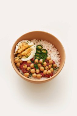 Sağlıklı sebze kasesini yumurta, pirinç, kırmızı biber, humus ve fasulye ile kaplayın.