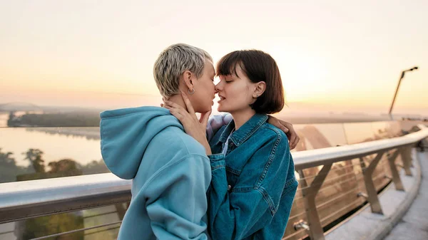 Joven pareja lesbiana apasionada va a besar, dos chicas disfrutando de momentos románticos juntos al amanecer —  Fotos de Stock