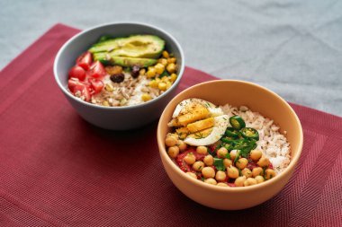 İki kase dilimlenmiş sebze ve peçeteye konmuş pilav.