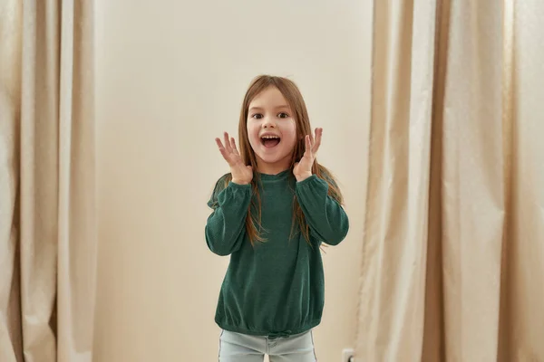 Una pequeña chica feliz mostrando su felicidad y asunción —  Fotos de Stock