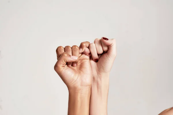 Acercamiento de dos manos femeninas haciendo un signo de promesa de meñique aislado sobre fondo gris. El símbolo del compromiso. —  Fotos de Stock