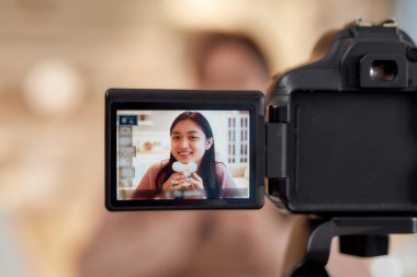 Kamera ekranını kapat. Genç bayan blogcu güzellik blogu için video çekerken çenesine yüz masajı yapıyor. Yüz gerdirme, yaşlanma karşıtı tedavi konsepti