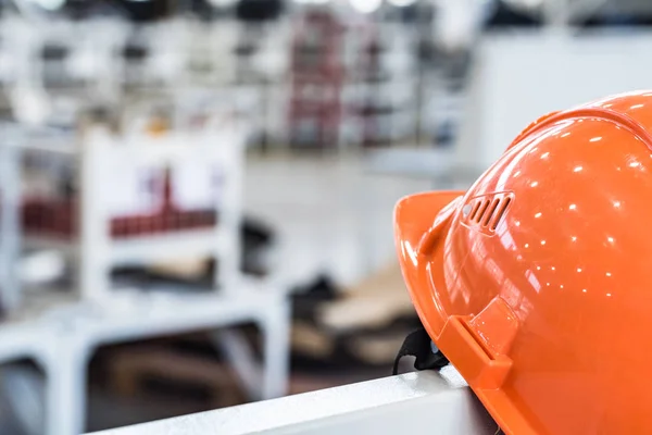 Casco de seguridad contra fondo industrial —  Fotos de Stock