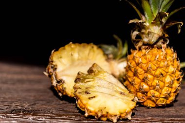 Koyu ahşap arka plan üzerinde ananas
