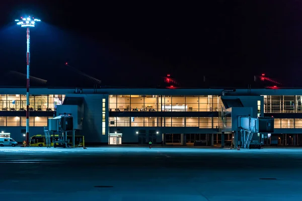 ROSTOV-ON-DON, RÚSSIA - 28 DE ABRIL DE 2018: Pontes a jato no aeroporto de Platov à noite — Fotografia de Stock