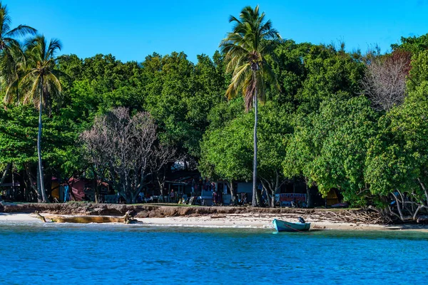 Samana, Dominikai Köztársaság - október 31., 2015: tenger partján Samana, Dominikai Köztársaság — Stock Fotó